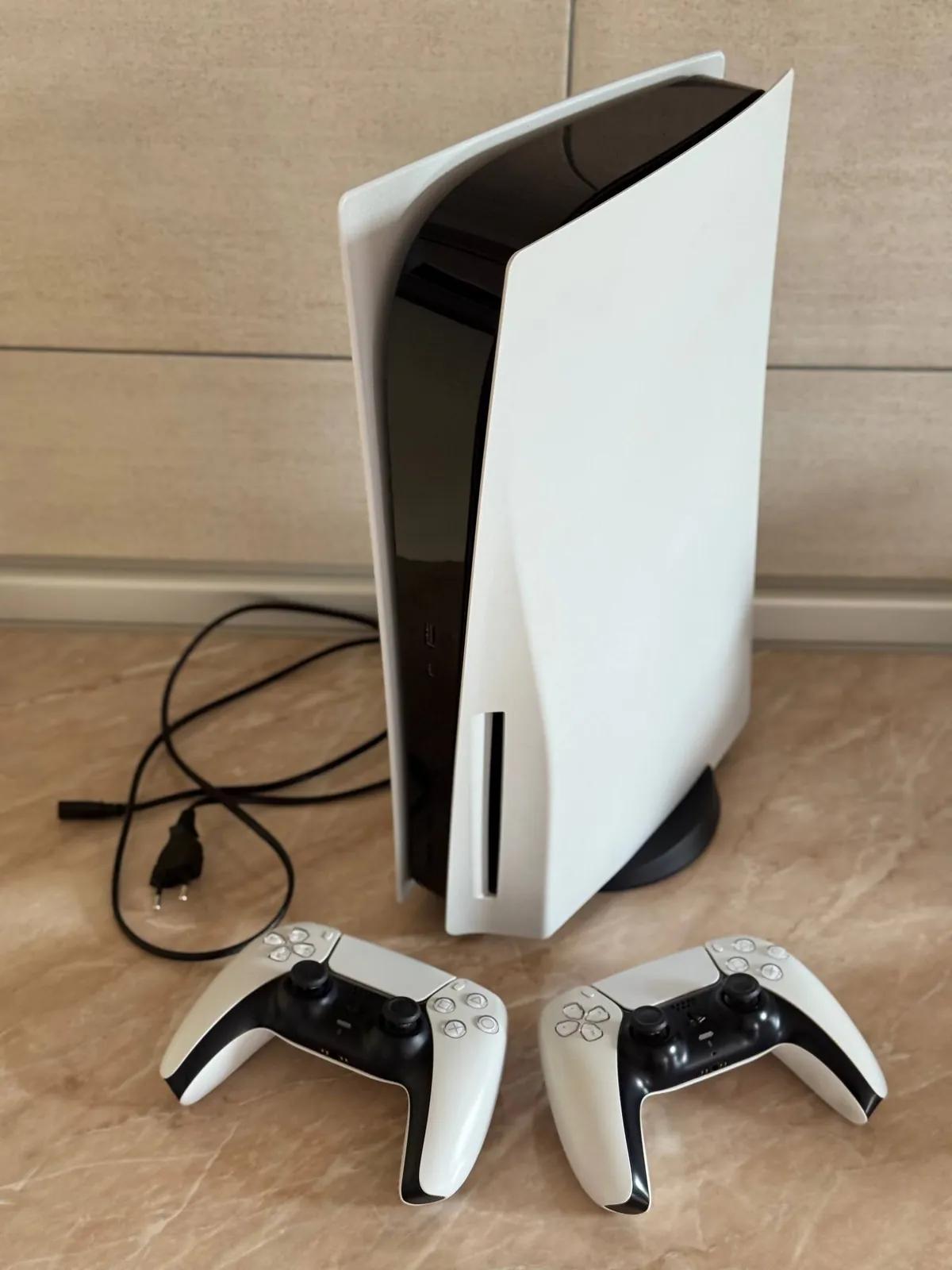 PlayStation 5 дисковая + 2 геймпада