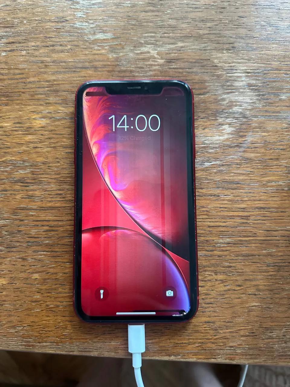iPhone XR iPhone 5 iPhone 7 три смартфона
