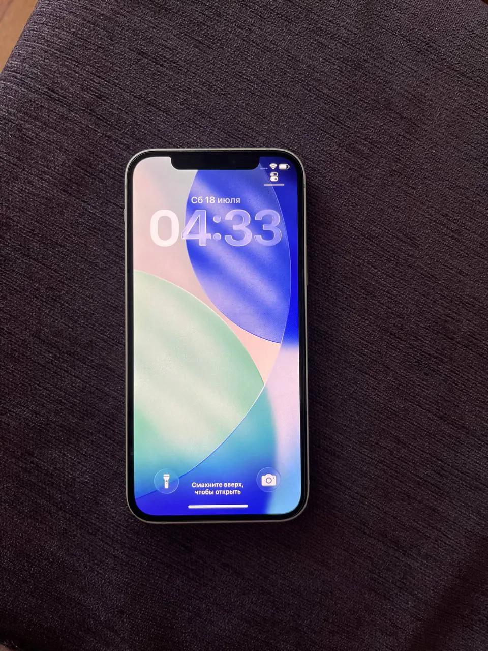 iPhone 12 64GB с чехлом и зарядкой