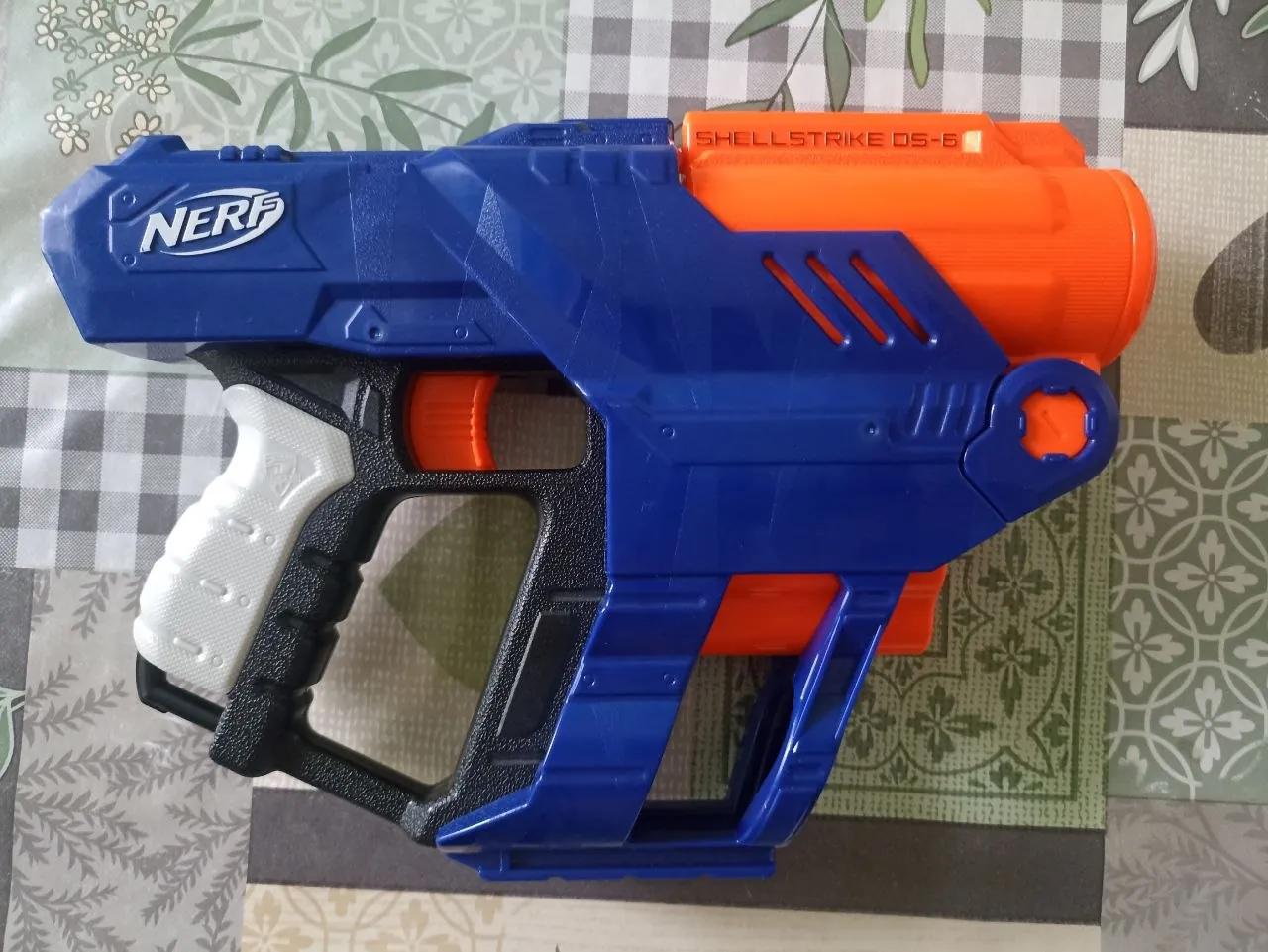 Пистолет Nerf с запасной обоймой