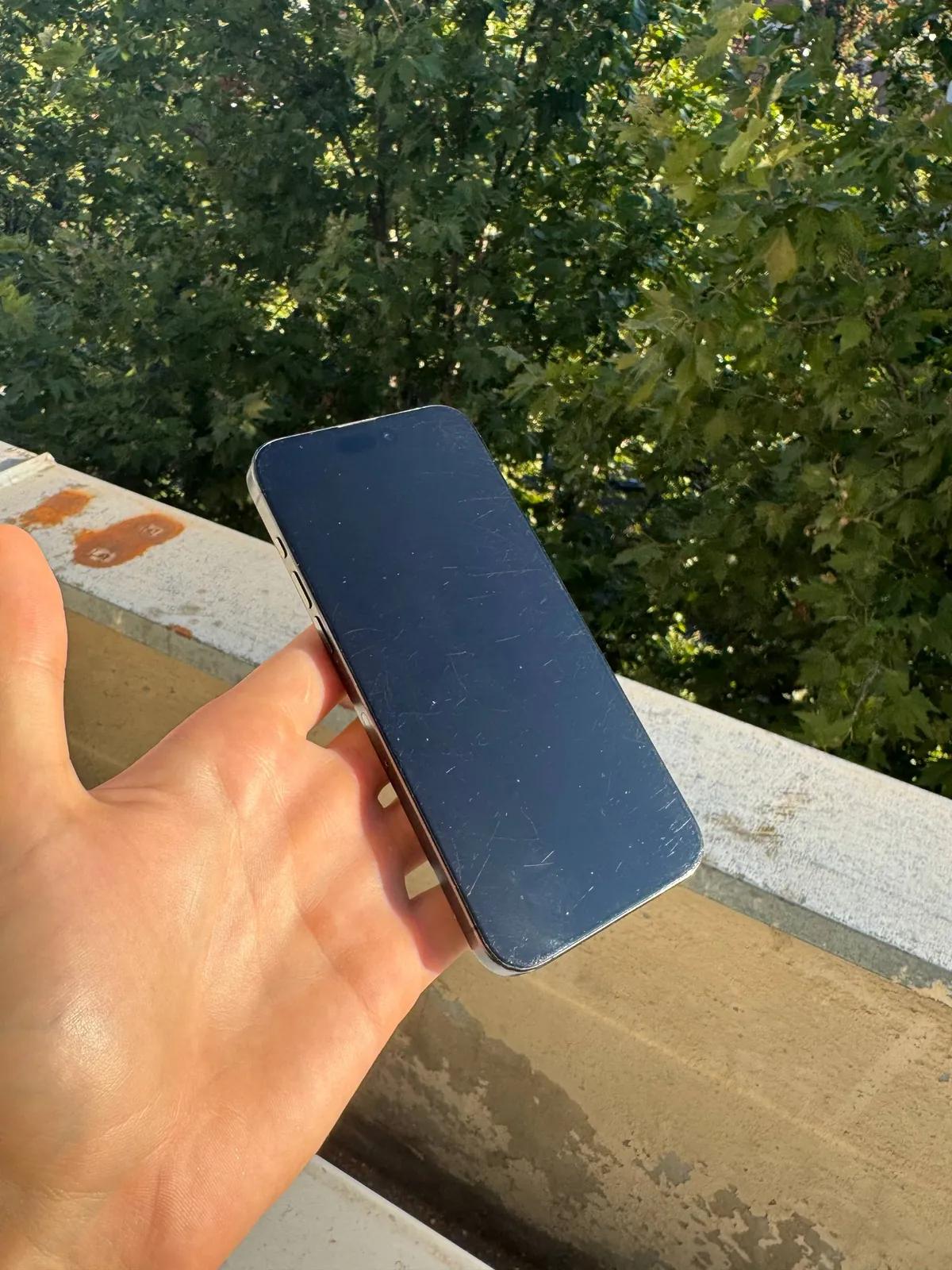 iPhone 15 Pro Max 256 ГБ трещина заднего стекла