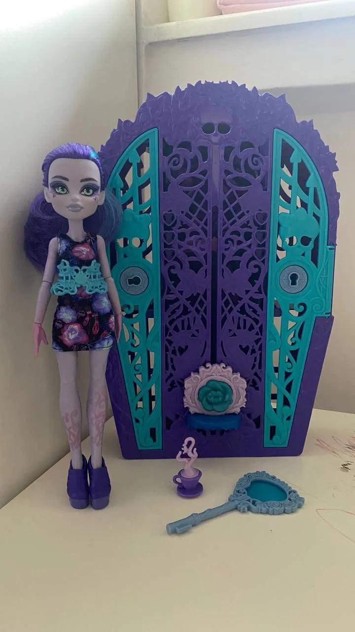 Кукла Monster High Спектра со шкафом