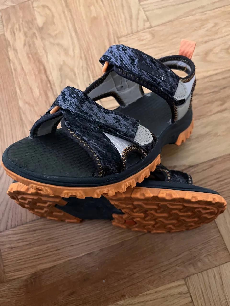 Детские сандалии Quechua NH500 и кроссовки Zara размер 34