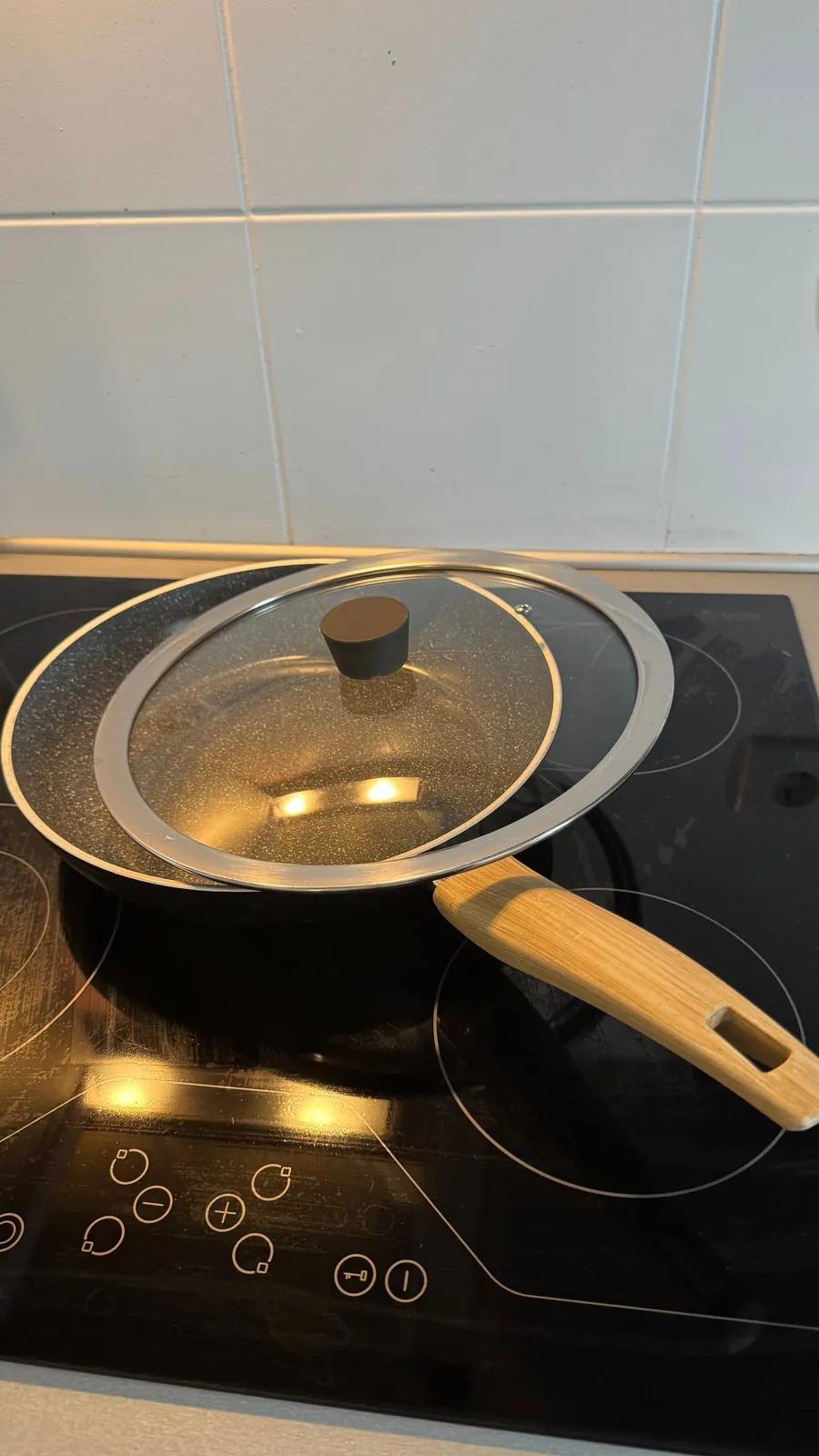 Сковородка IKEA с высокими бортами и крышкой