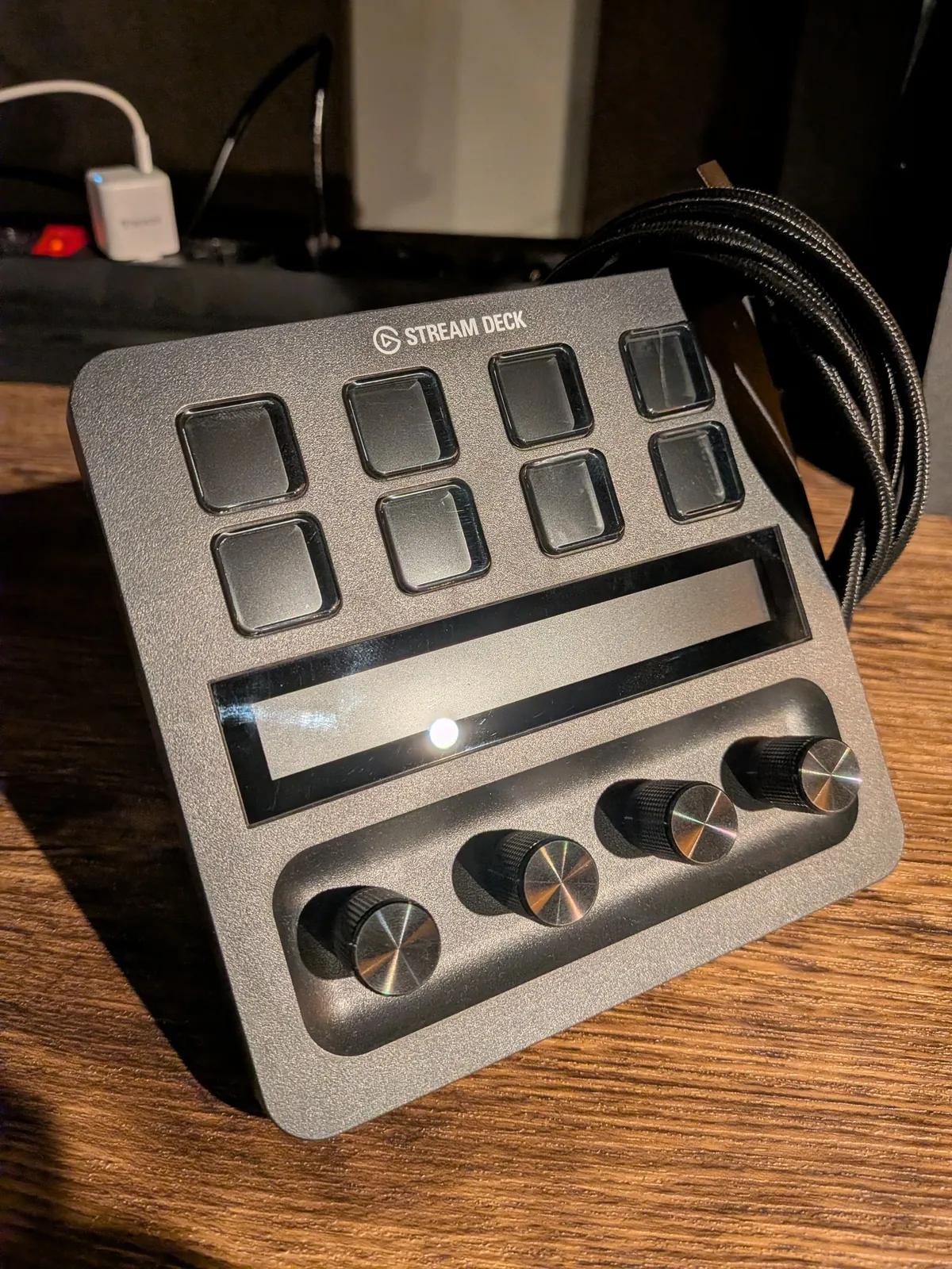 Elgato Stream Deck+ контроллер стримера