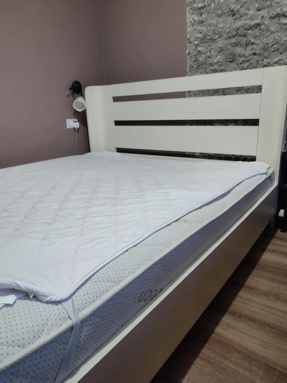 Кровать двуспальная 160x200 с матрасом и наматрасником