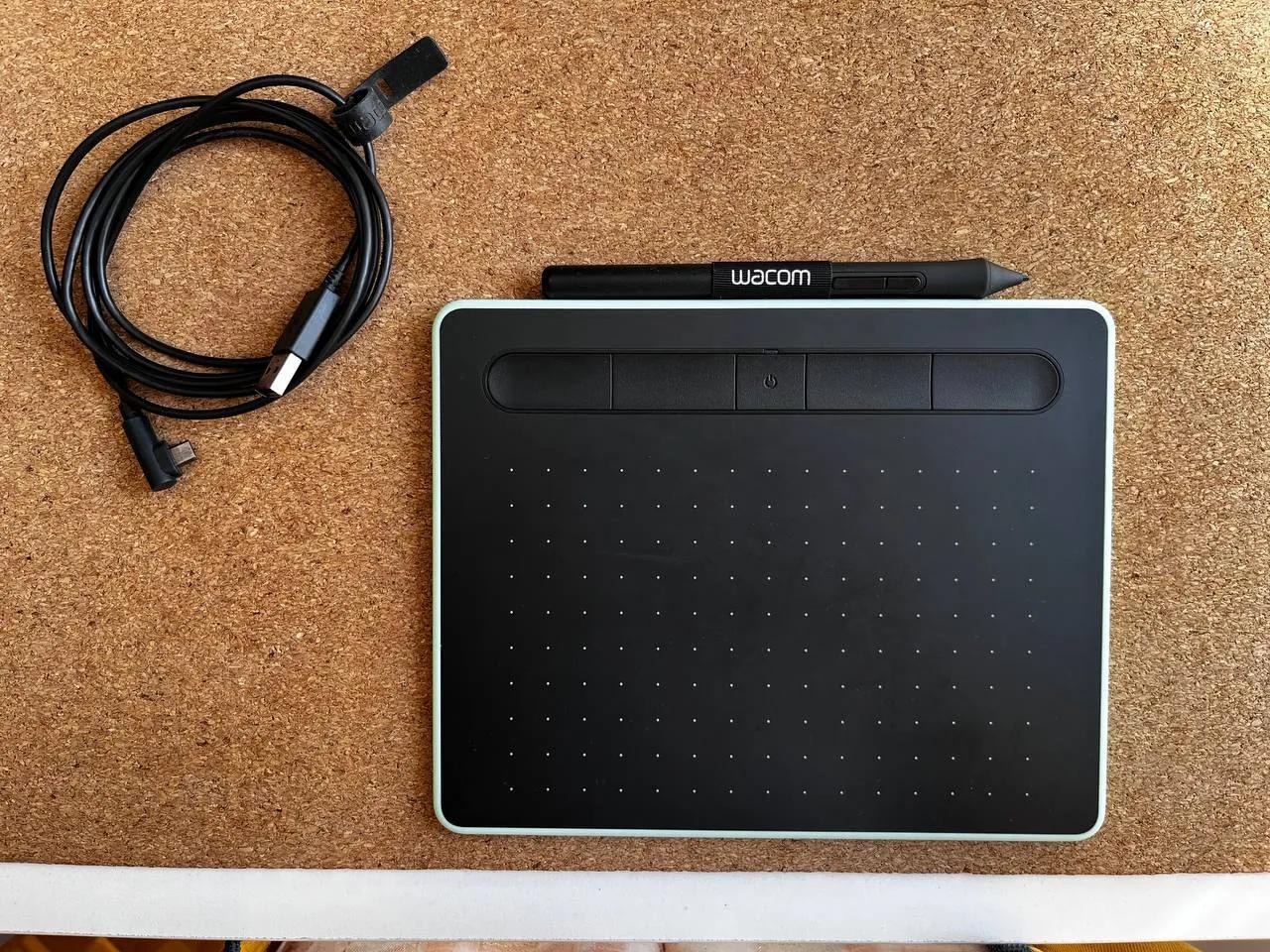 Графический планшет Wacom Intuos S Bluetooth с перьями