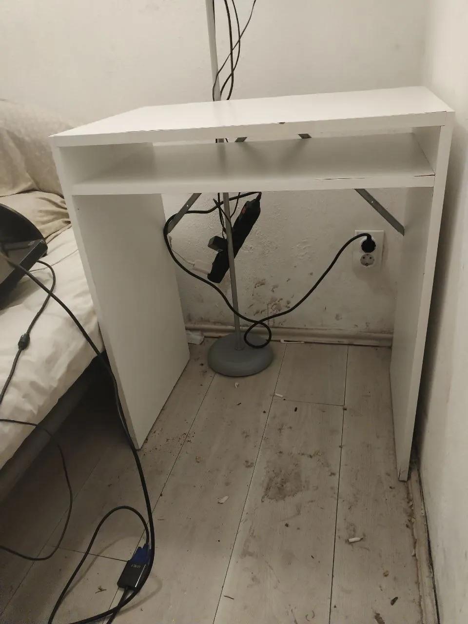 Компьютерный стол IKEA и ковёр Нови-Сад