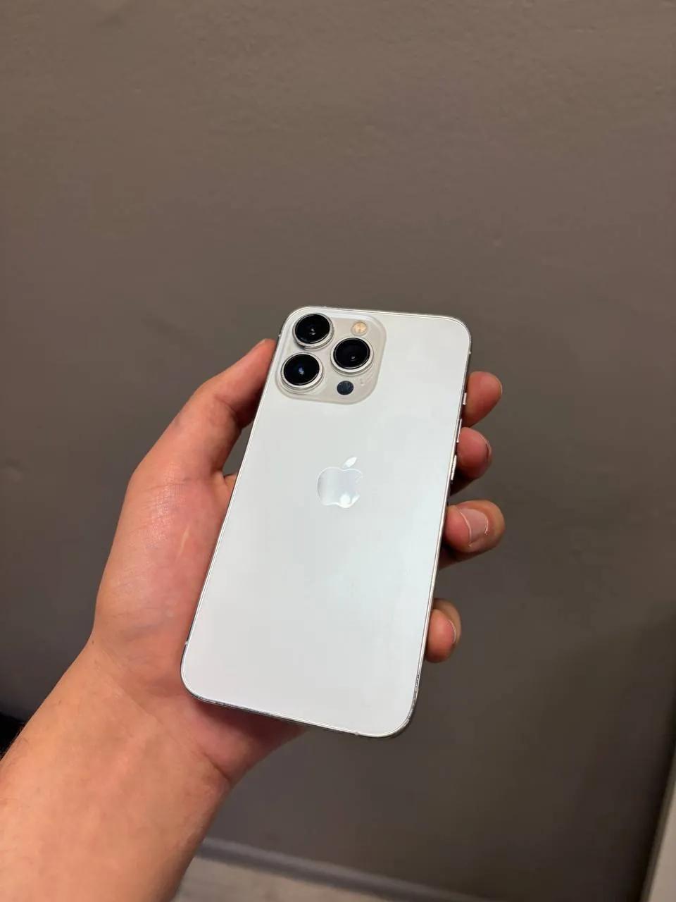 IPhone 13 Pro и iPhone 15 Pro в Белграде