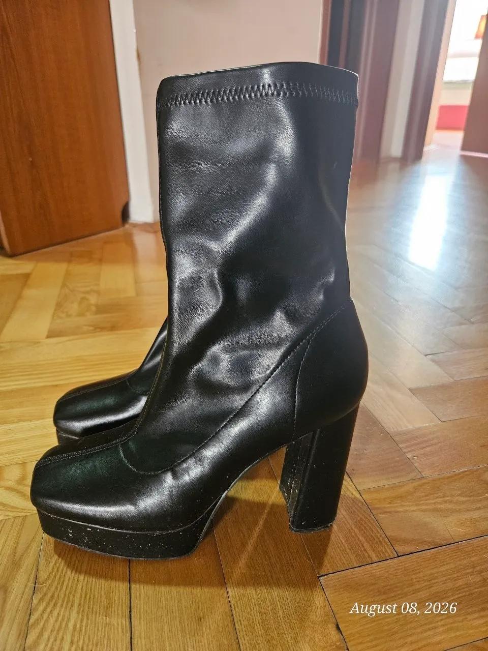 Женские ботинки на каблуке