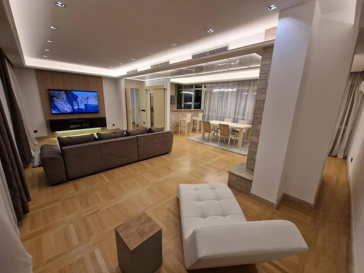 Четырёхкомнатная квартира 148 м² с бассейном на Дединье