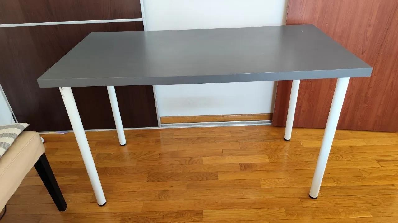 Стол IKEA, пылесос Gorenje и подставка для ПК