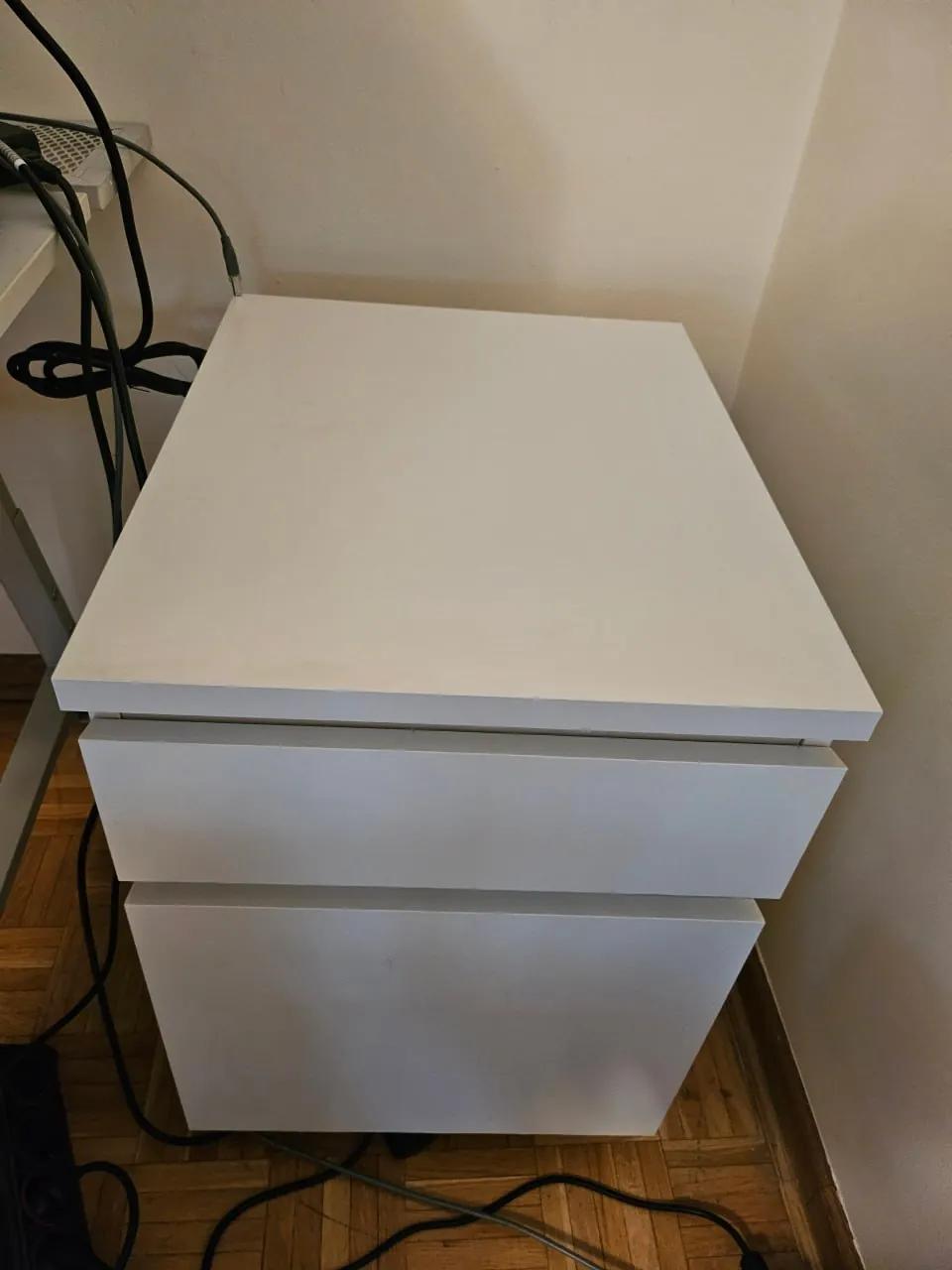 Тумбочка на колёсиках IKEA MALM