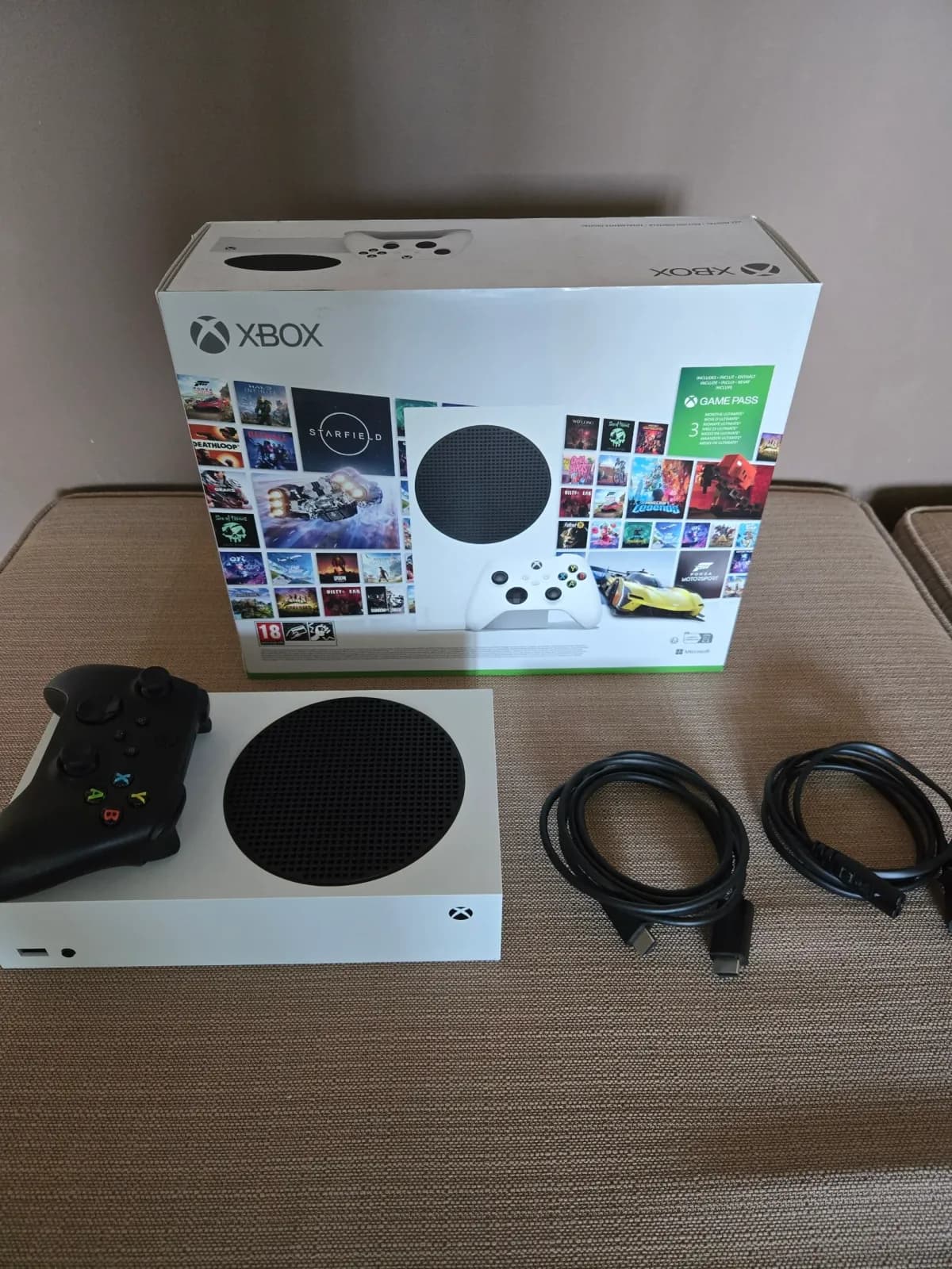 Xbox Series S с геймпадом