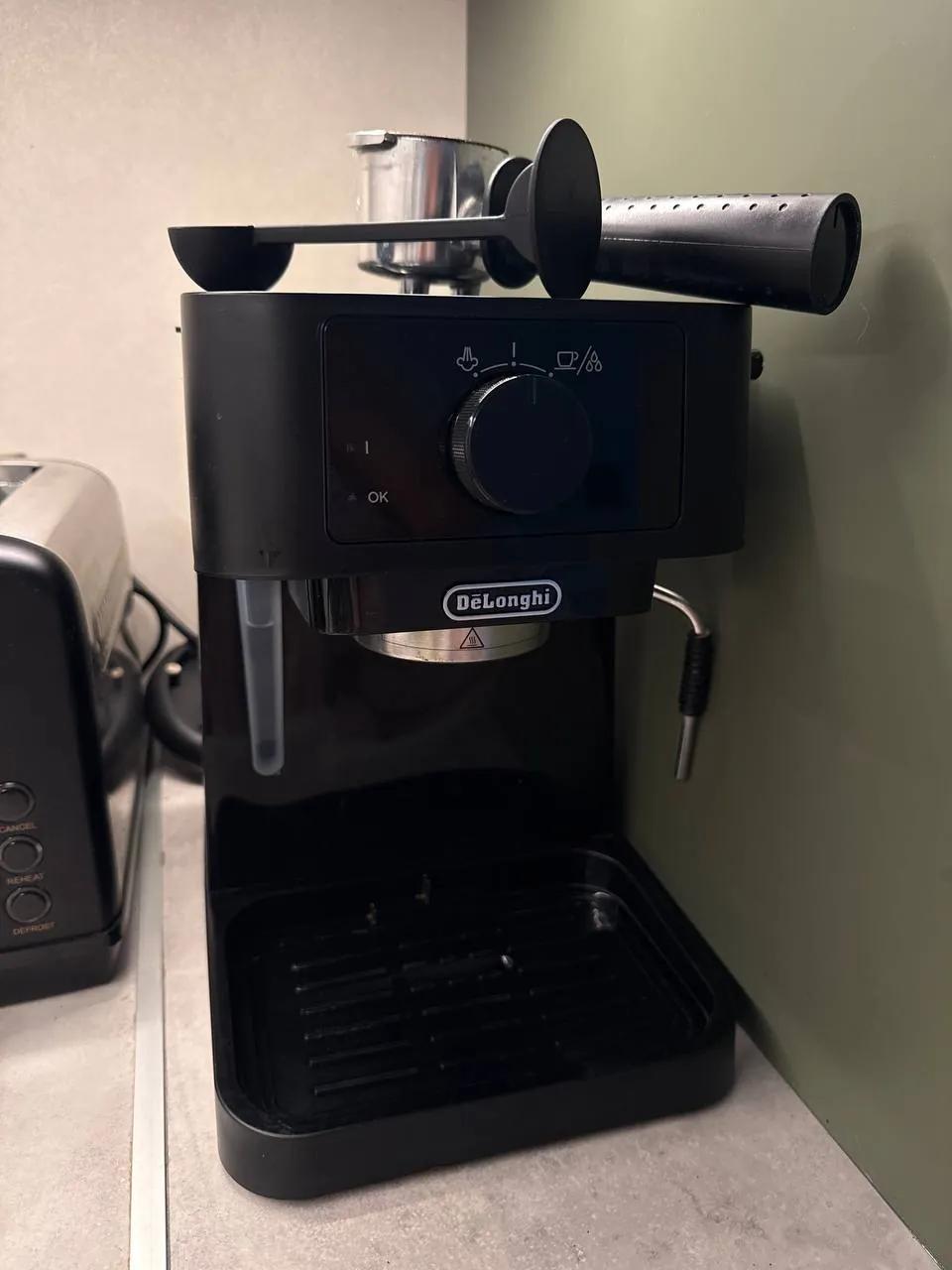 Рожковая кофемашина DeLonghi EC230 с капучинатором