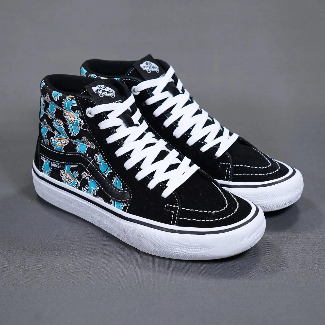 Кеды Vans Sk8-Hi и кроссовки Adidas Нови-Сад