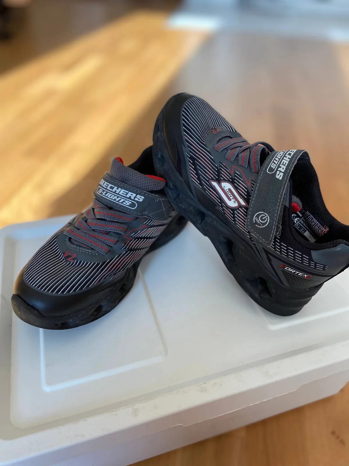 Детские резиновые сапоги и кроссовки Skechers