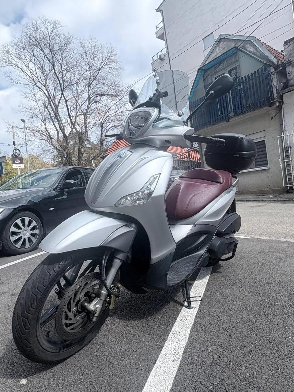 Макси-скутер Piaggio Beverly 350 2015 года Белград