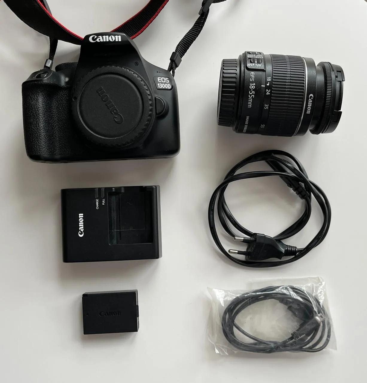 Зеркальный фотоаппарат Canon EOS 1300D с объективом