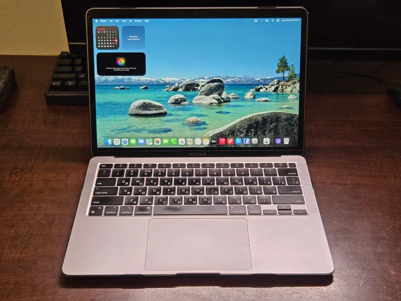 Ноутбуки MacBook Air Pro и Lenovo IdeaPad Нови-Сад