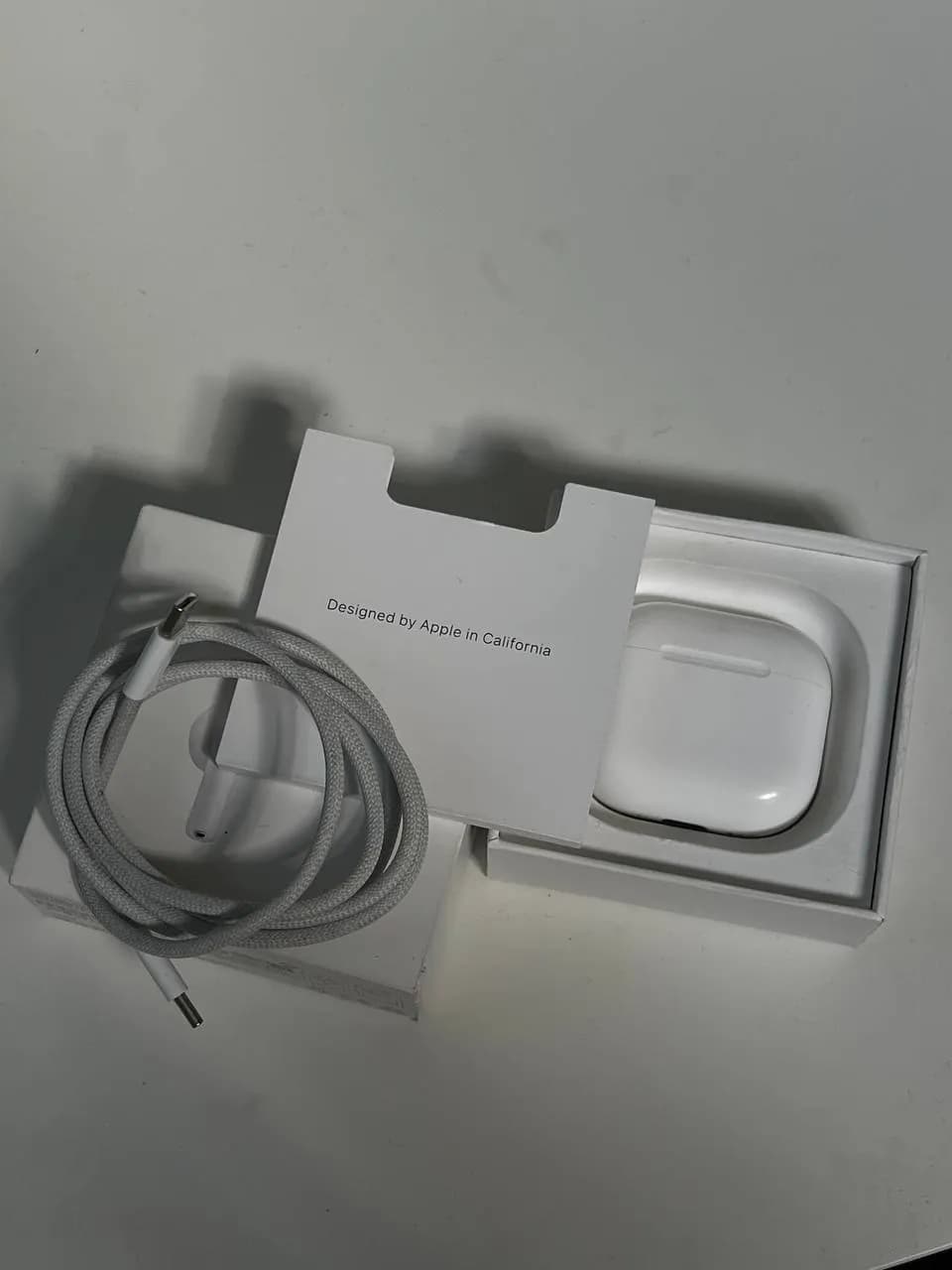 Apple AirPods 4 с шумоподавлением ANC
