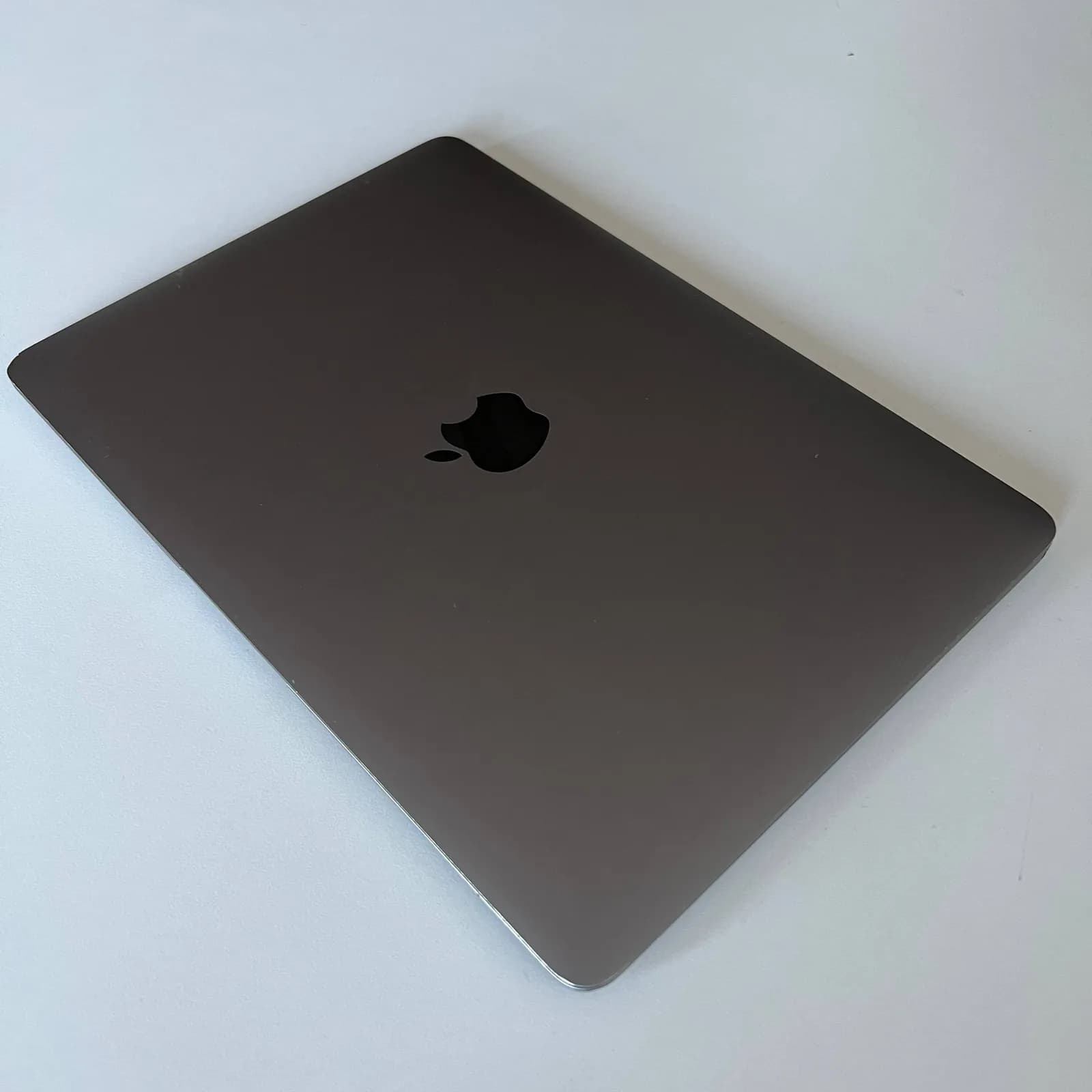 MacBook 12 и массажер для глаз Bork набор
