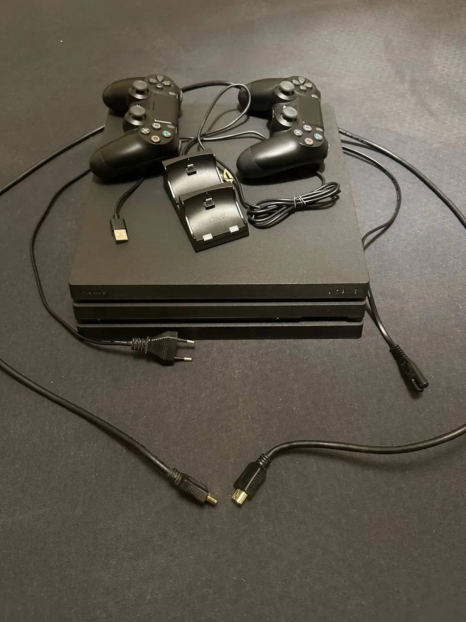 PlayStation 4 Pro 1 ТБ два геймпада и игры