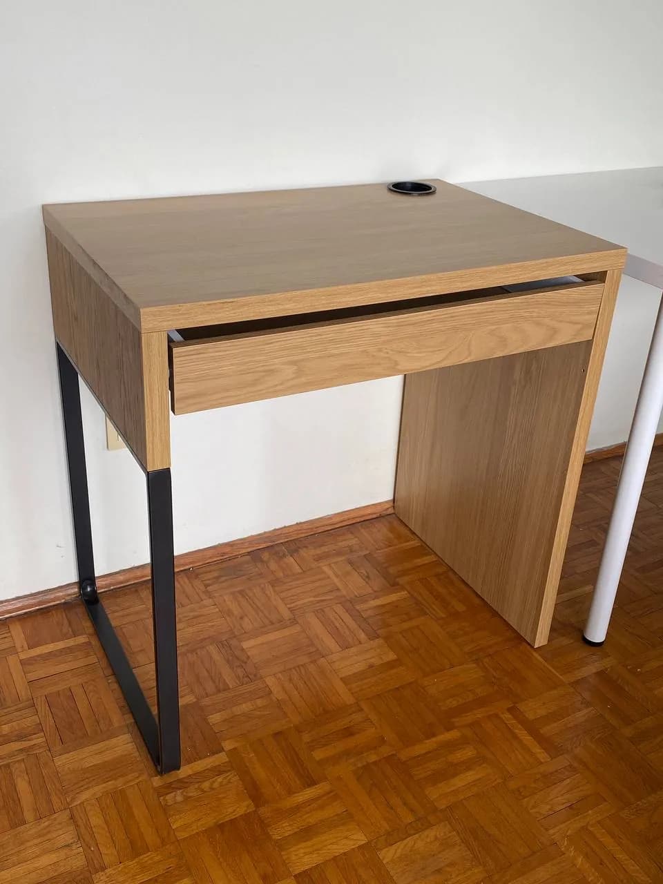 Стол IKEA с выдвижным ящиком