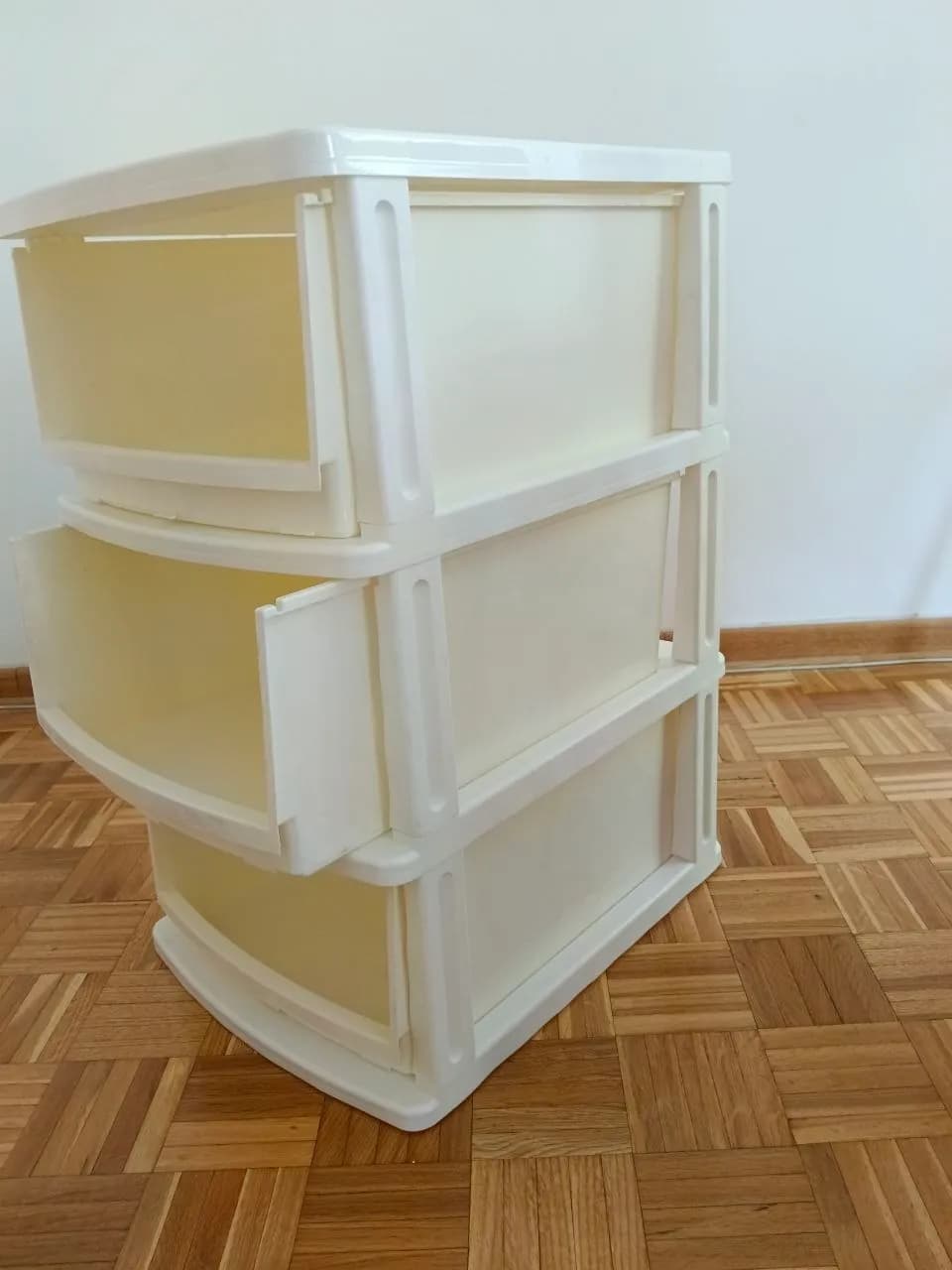 Пластиковый стеллаж с тремя ящиками