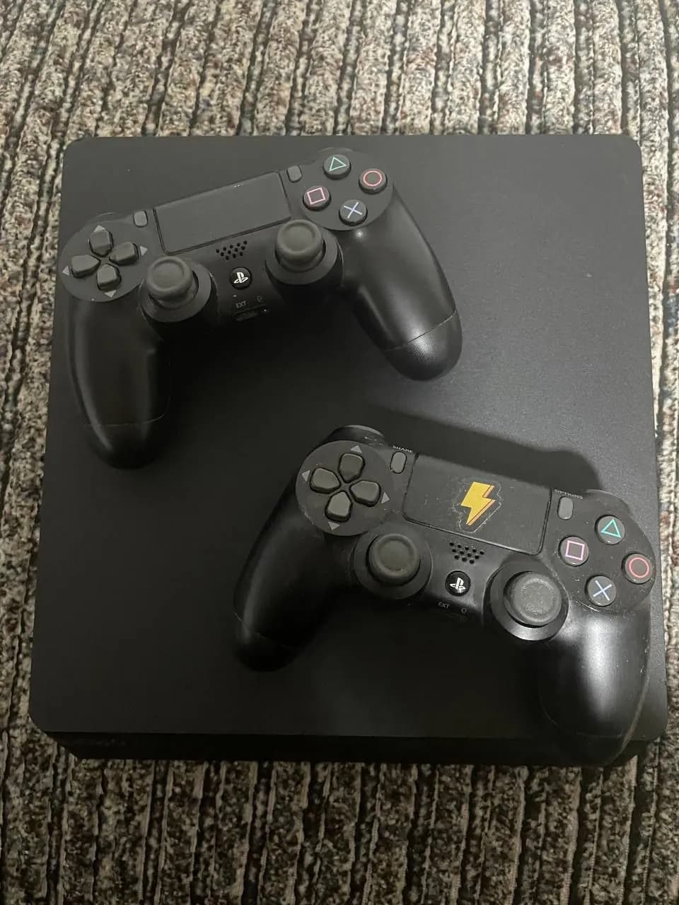 Sony PlayStation 4 Slim 1TB с геймпадами