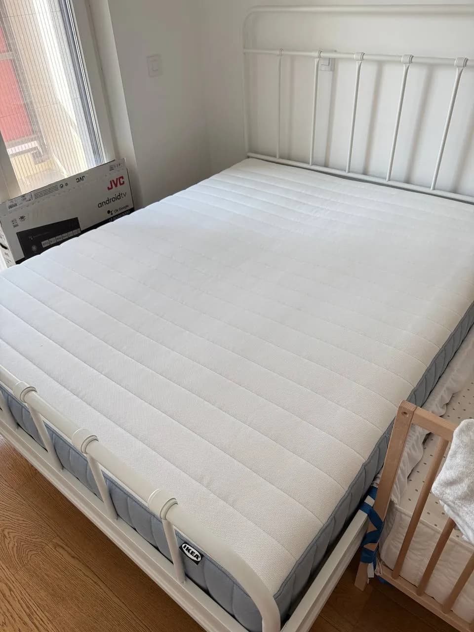 Кровать IKEA 160x200 и стеллажи Kallax Trofast