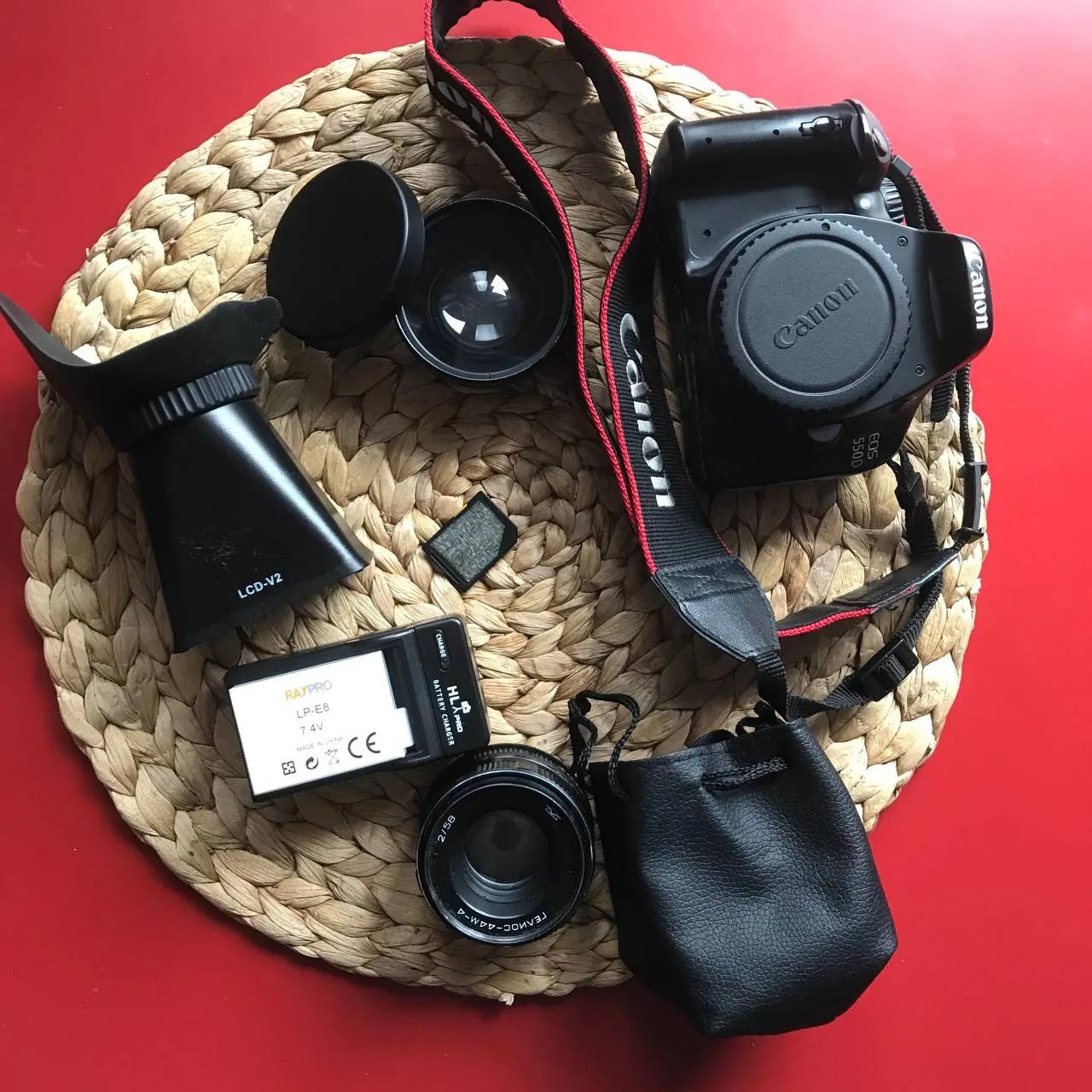 Зеркальная камера Canon 550D с объективом Гелиос