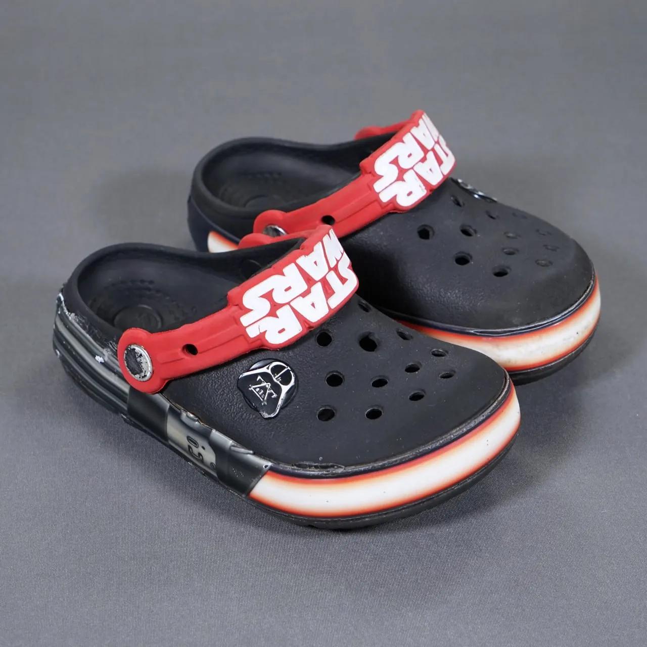 Детская обувь Crocs Birkenstock и юбка