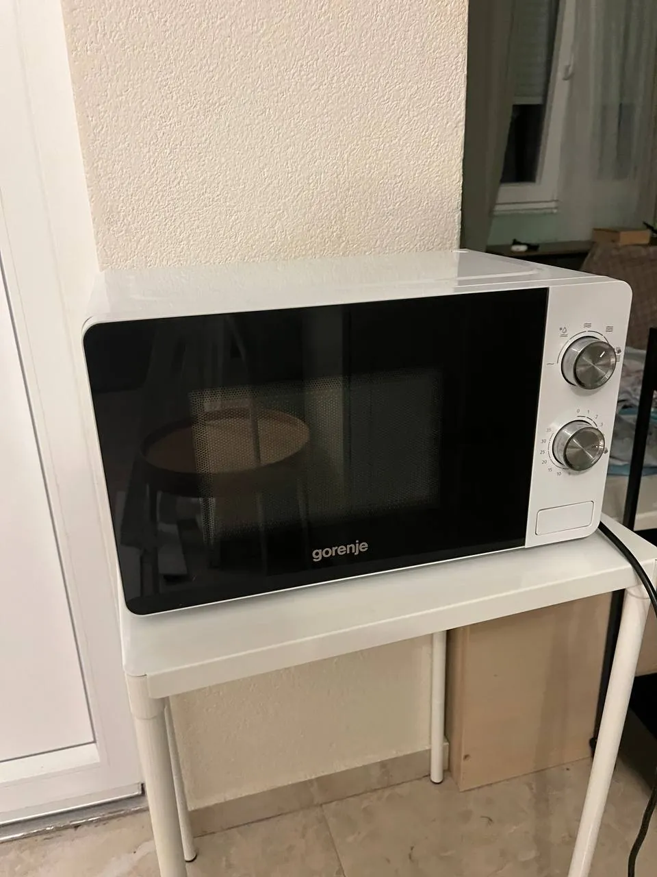Микроволновка Gorenje лампа зеркало стулья IKEA 2