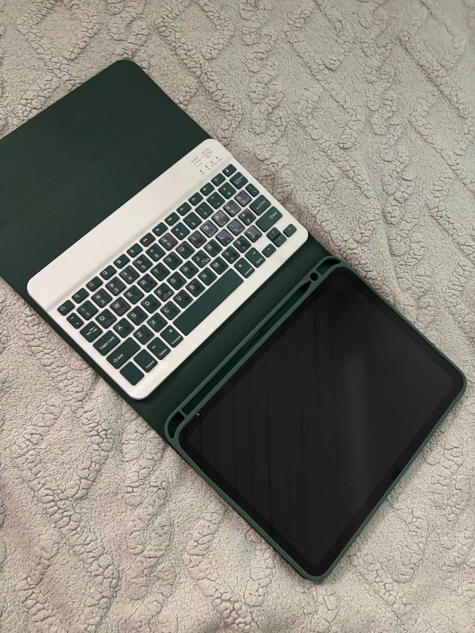 Корзинка чехол iPad A16 с клавиатурой весы рамка массажер лот 3