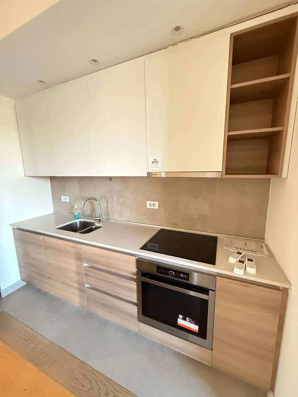 Кухня без техники 2.80 м со столом-островом Белград Waterfront 1