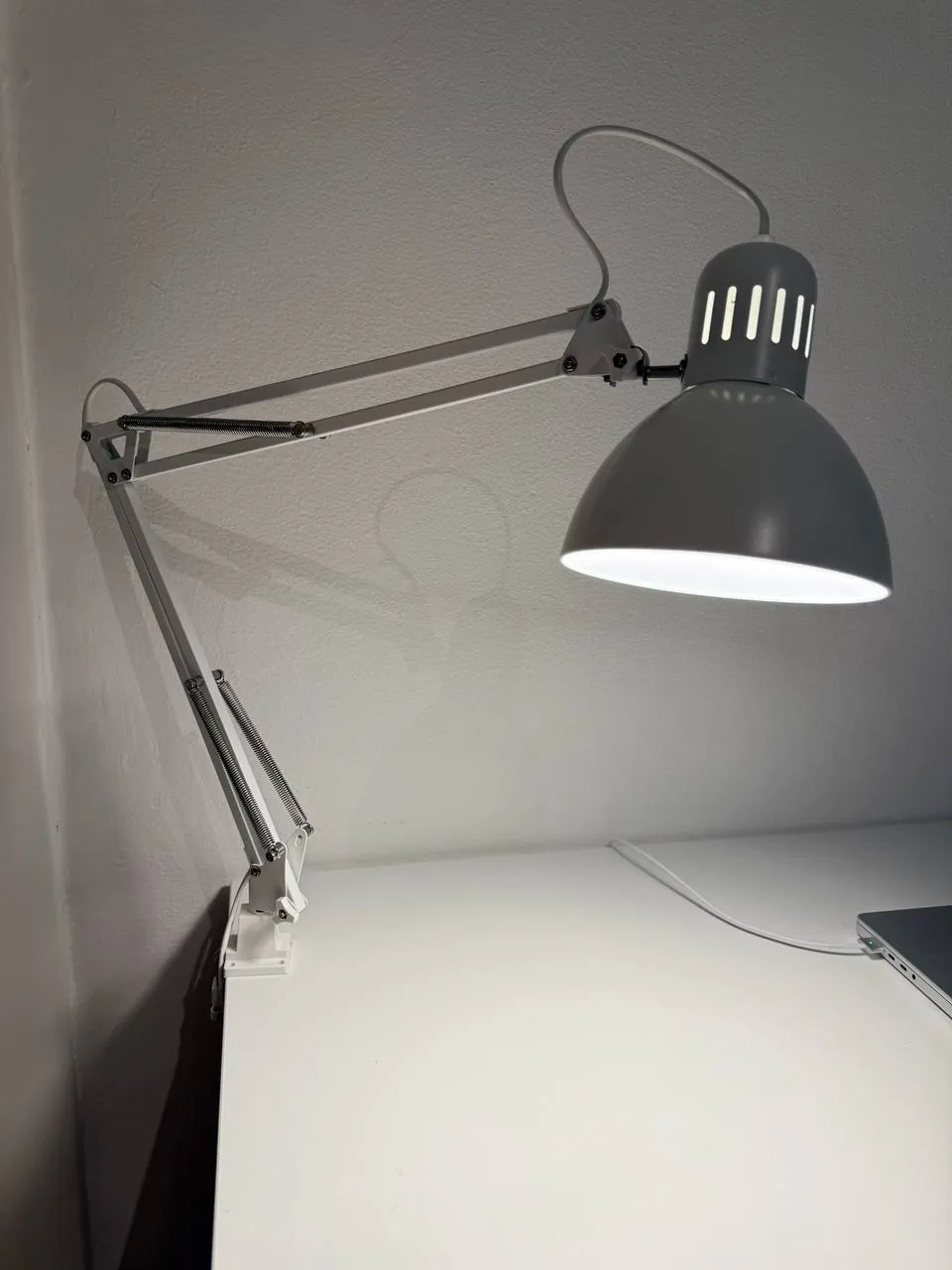 Лампа IKEA белая настольная с настольным креплением Врачар 1
