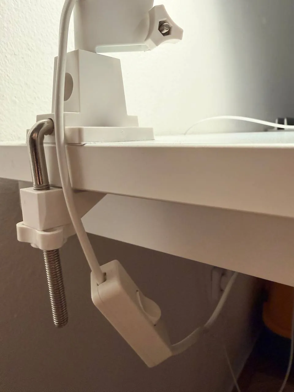 Лампа IKEA белая настольная с настольным креплением Врачар 3