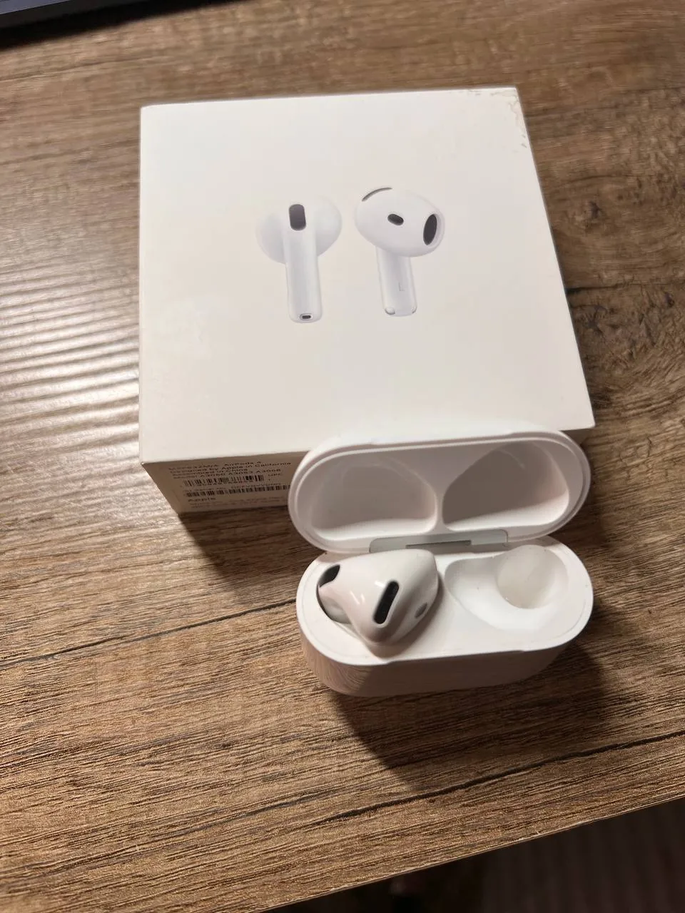 AirPods 4 левый наушник и кейс 3