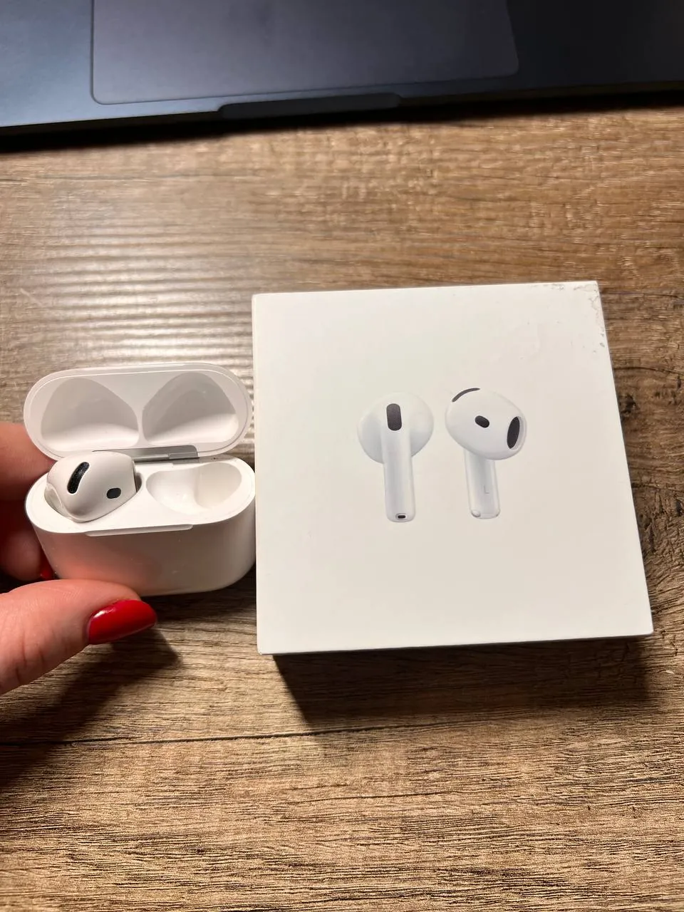 AirPods 4 левый наушник и кейс 2
