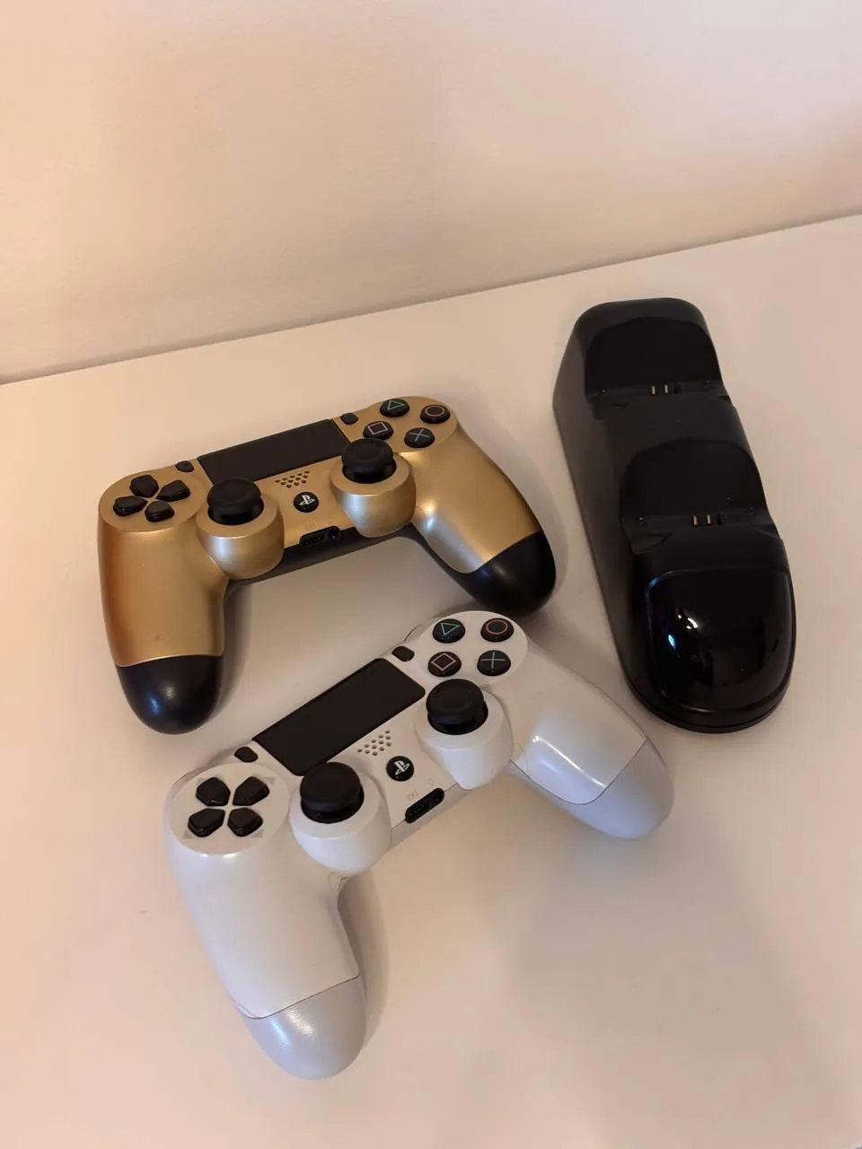 PlayStation 4 Pro 1TB белая два джойстика 2