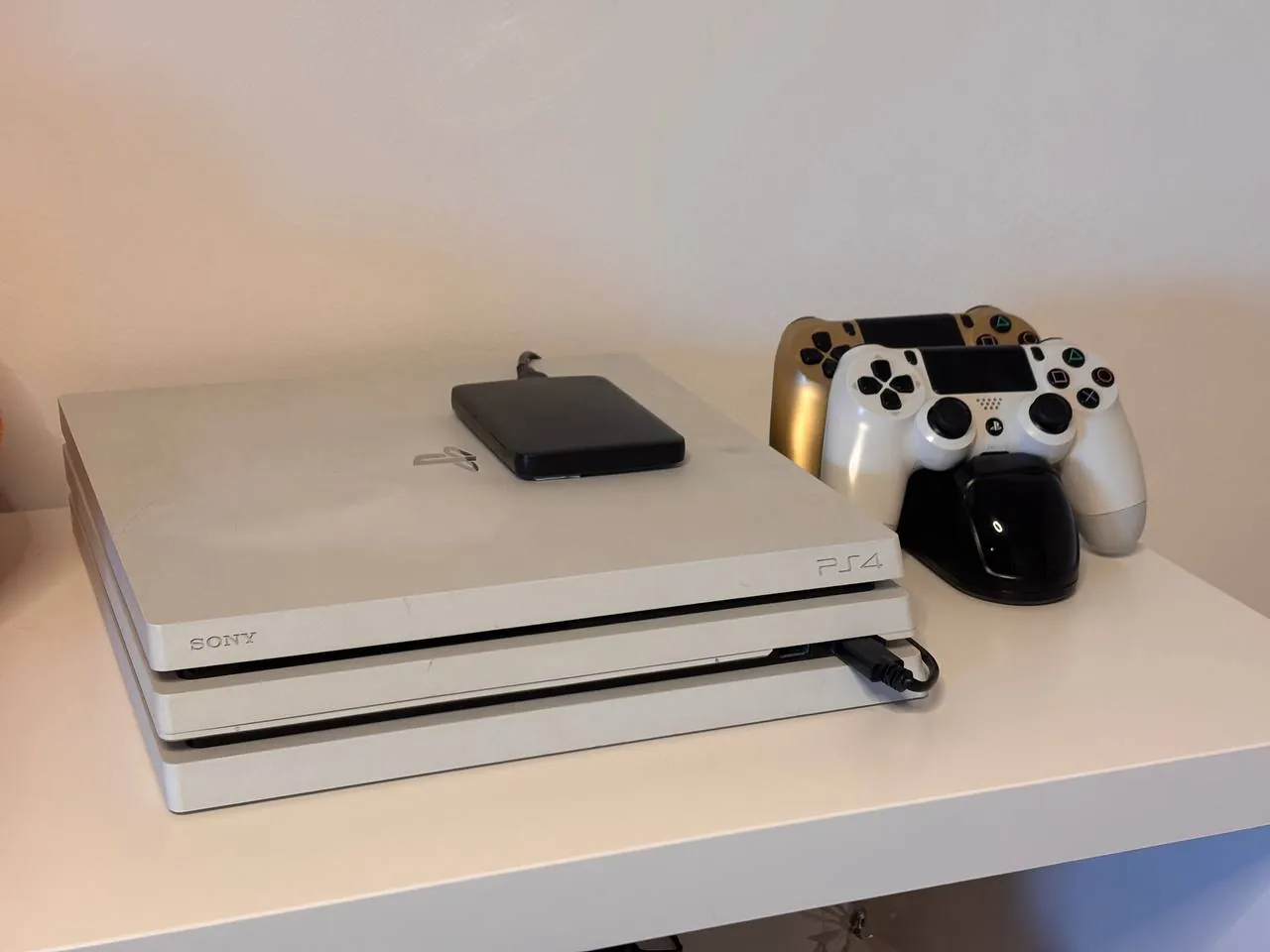 PlayStation 4 Pro 1TB белая два джойстика 1
