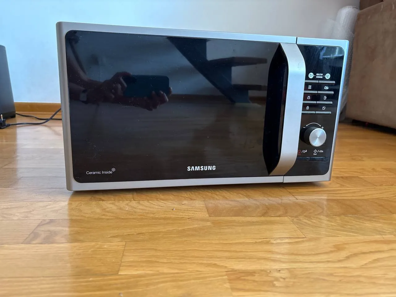 Продаю микроволновку Samsung. Очень мало была в использовании. Работает на 5+ 1
