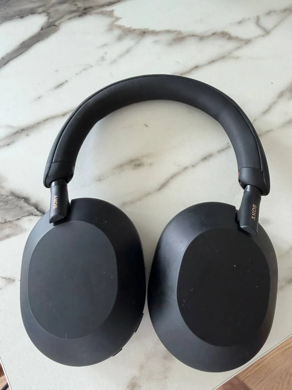 Наушники Sony xm5, нулевые, пользовался на один перелет, без чехла и кабеля. Забирать в waterfront 2