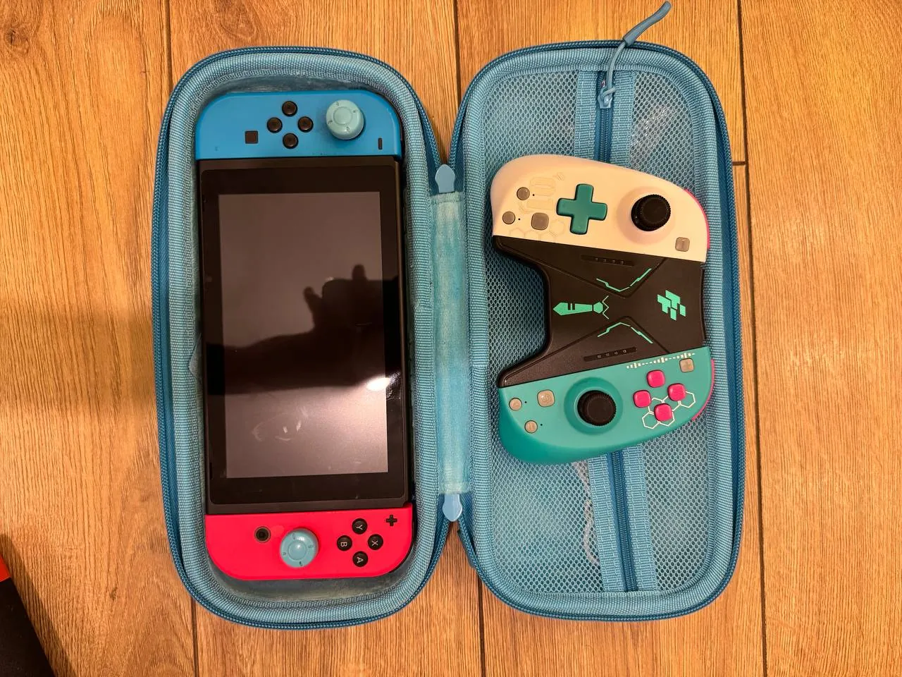Nintendo Switch с кейсом и 8 играми 2