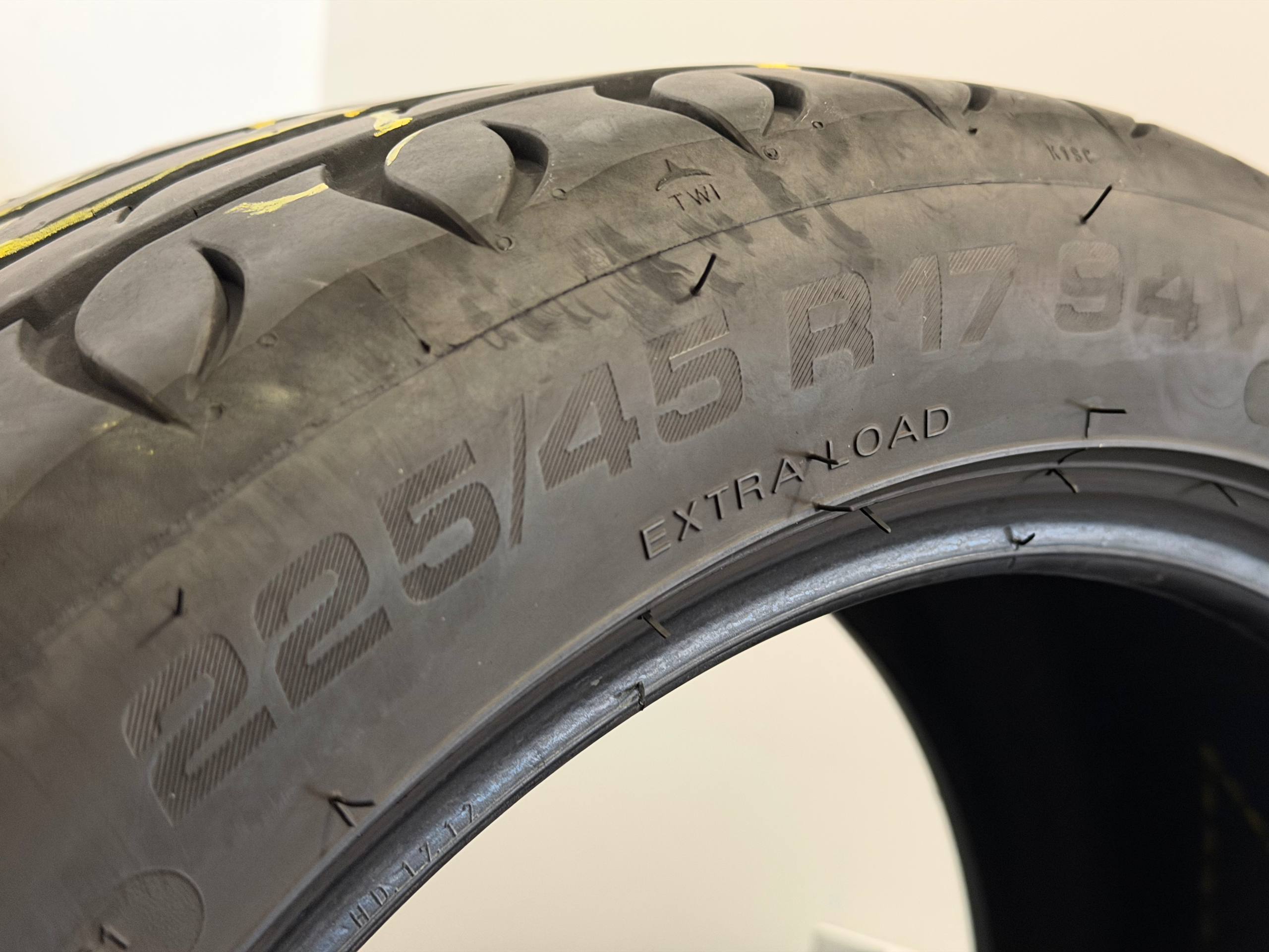 Летние шины 225/45/17 Taurus UHP 2