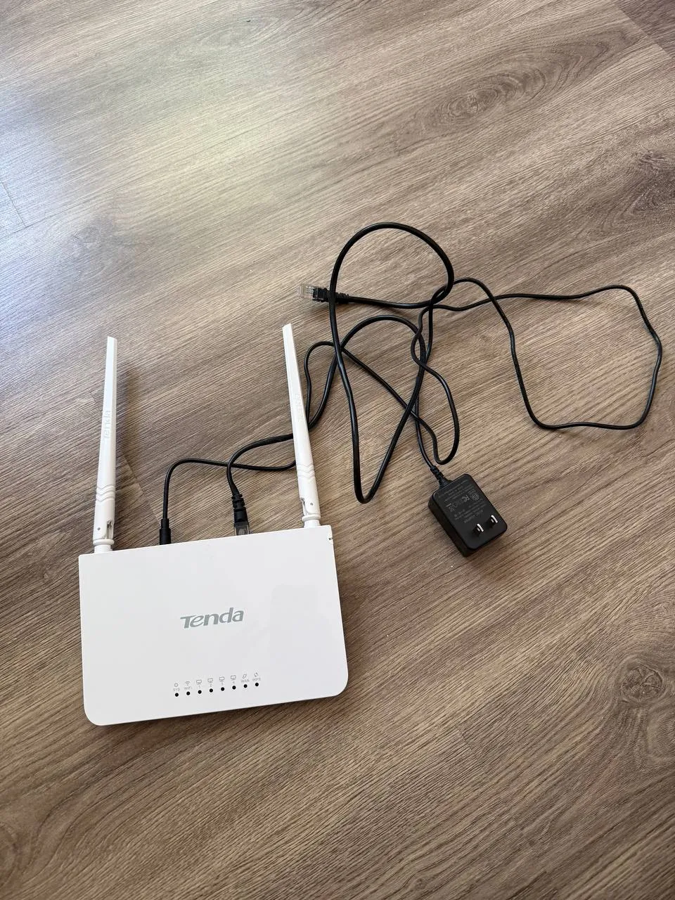 Wi-Fi роутер Tenda с блоком питания и кабелем 1
