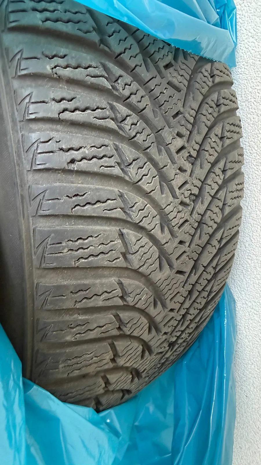 Зимние шины Kumho 215/45 R16 комплект 2