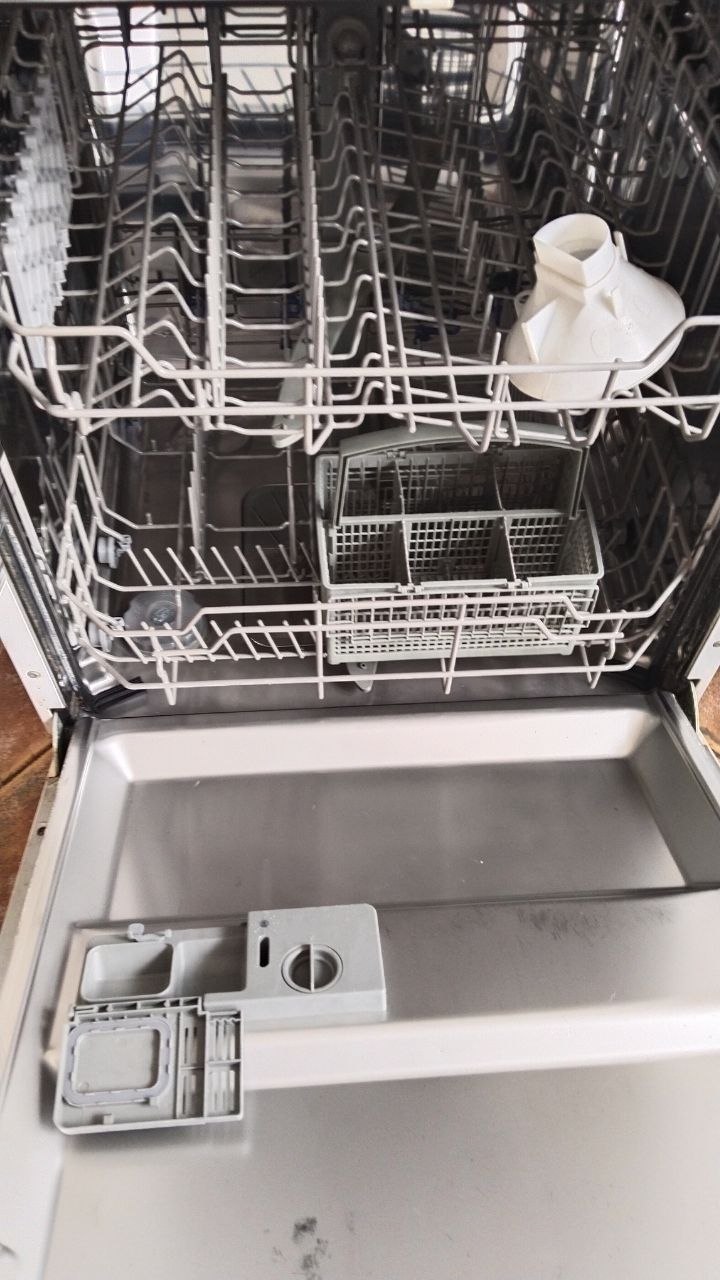 Встроенная посудомоечная машина 2