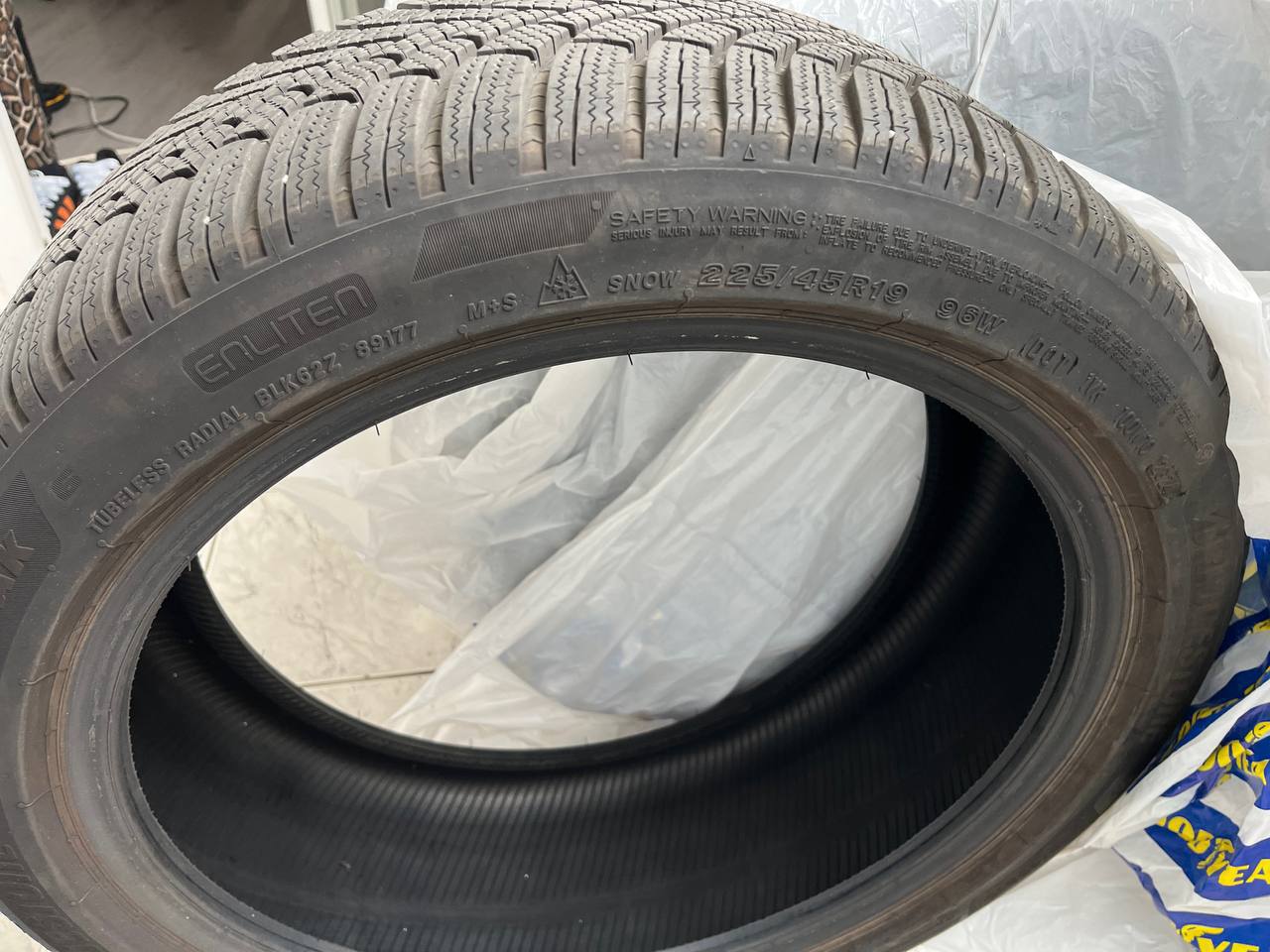 Шины Bridgestone Blizzak Enliten 225/45R19 1